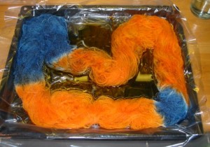 gefärbte Wolle auf Backblech