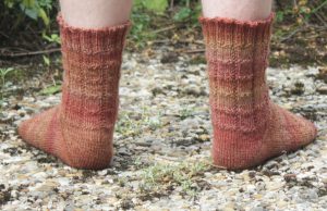 braune Handstricksocken