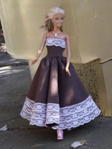 Barbie in braunem Kleid