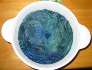 ein Topf gefärbte Wolle