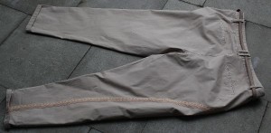 Rückseite der Hose mit Spitze