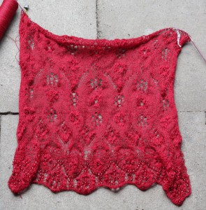 gestrickter Schal mit Spitzenmuster