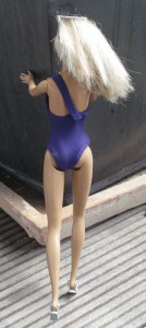 Barbie im Badenanzug von hinten