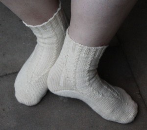 Socken mit Zopfmuster