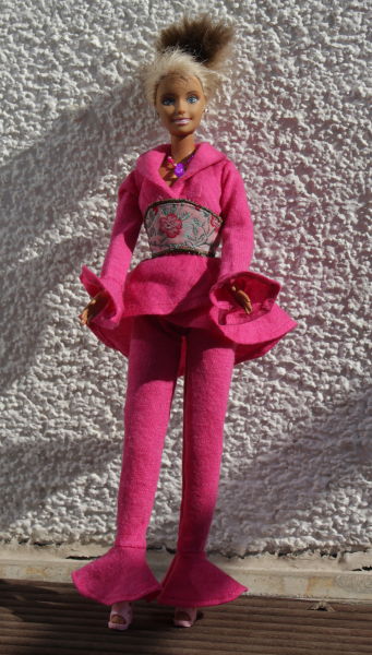 Barbie im Hosenanzug in pinl