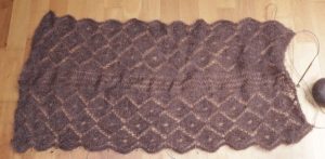 brauner gestrickter Lace Schal, halbfertig