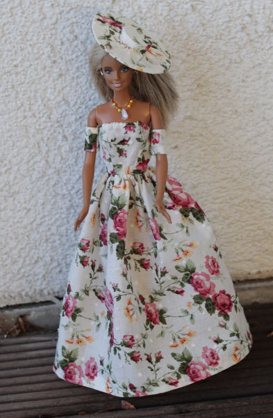 Barbie mit langem Kleid und Hut