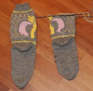 grauen Socken mit gelbem Pony