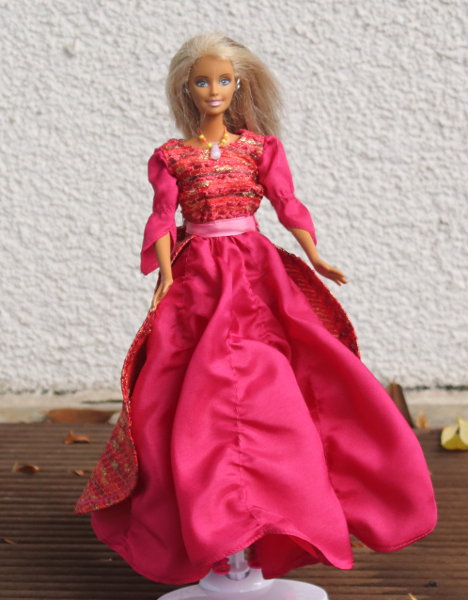 Barbiekleid in Rot und Pink
